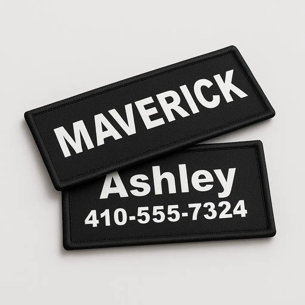 Zwei schwarze Patches mit weißer Schrift auf hellgrauem Hintergrund