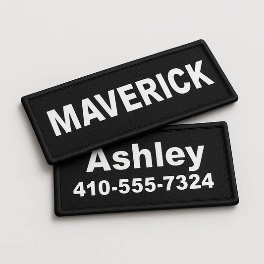 Zwei schwarze Patches mit weißer Schrift auf hellgrauem Hintergrund